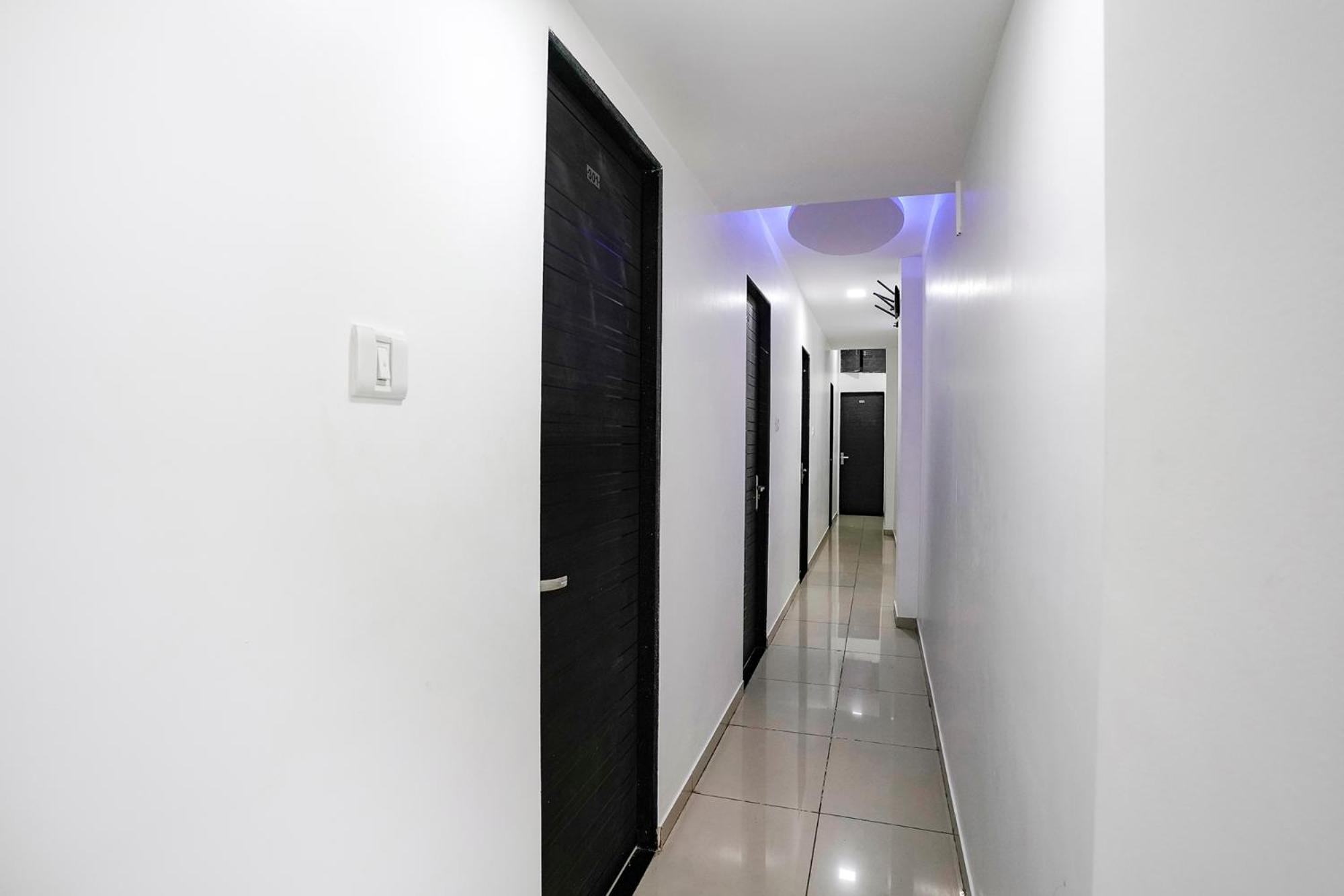 Fabexpress Park Residency - Nr International Airport होटल